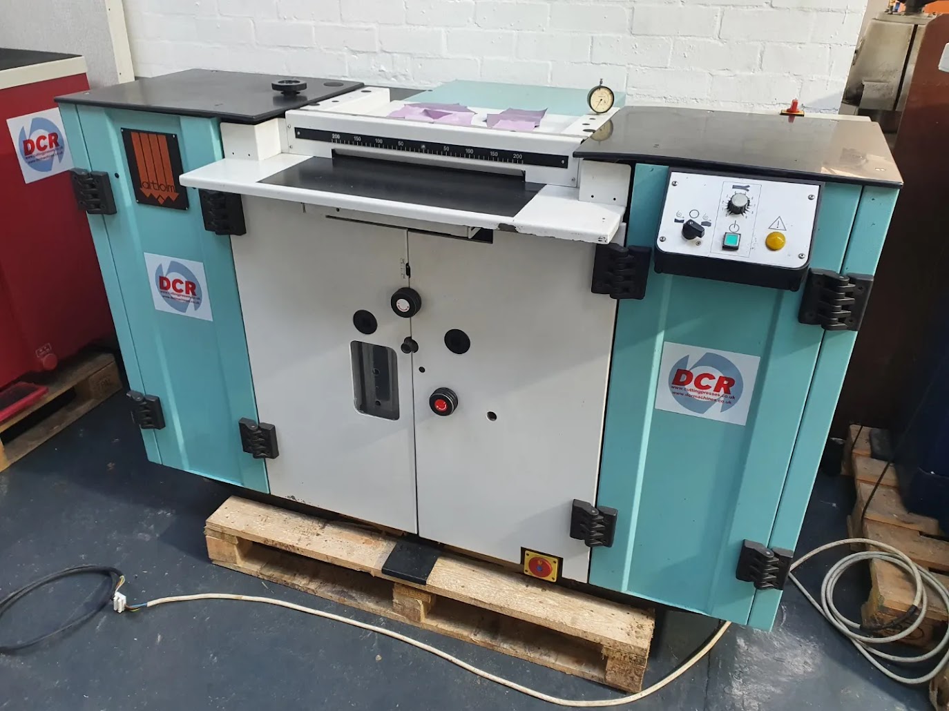 Photo of an ATOM-KS400 SPLITTER Industrial Sewing Machines
